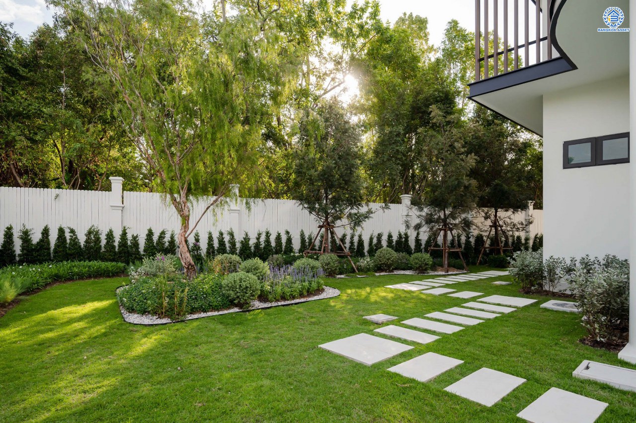 บ้านเดี่ยวหลังใหญ่ติดทะเลสาบ โครงการ กฤษดานคร20 ปิ่นเกล้า-บรมราชชนนี บนเนื้อที่กว้างถึง 337 ตร.ว. ตกแต่งด้วยวัสดุเกรดพรีเมี่ยม พร้อมสวน พื้นที่ใช้สอย 1,428.25 ตร.ม. ฟังก์ชัน 4 ห้องนอน 5 ห้องน้ำ 1 ห้องอเนกประสงค์ 2 ห้องแม่บ้าน 4 ที่จอดรถ และเปลี่ยนระบบไฟฟ้า ประปา สุขาภิบาล บนทำเลติดถนนบรมราชชนนี เชื่อมต่อทุกการเดินทาง ใกล้ ม.มหิดล และเพียง 10 นาทีถึงเซ็นทรัล ปิ่นเกล้า